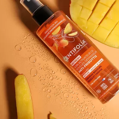 Frasco Centifolia Refresh com logo, texto e fatias de manga em fundo laranja