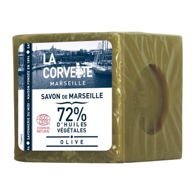 Sabonete de Marselha verde com etiqueta informativa e embalagem de plástico