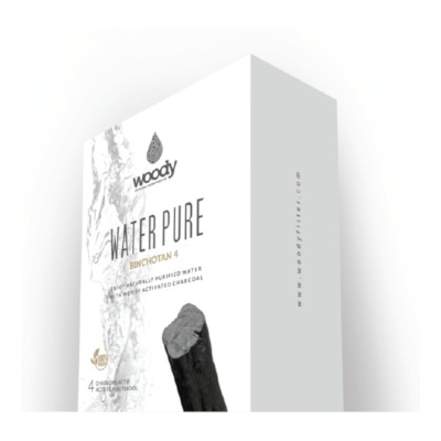 Embalagem branca com texto Woody Water Pure Binchotan 4 e imagem de carvão ativado