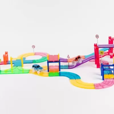 Estrada de brinquedo plástico colorida com carros pequenos