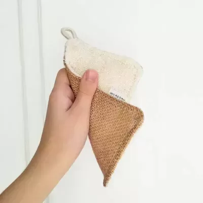 Produto têxtil em forma de cone de gelado com tecido branco felpudo e castanho rústico.