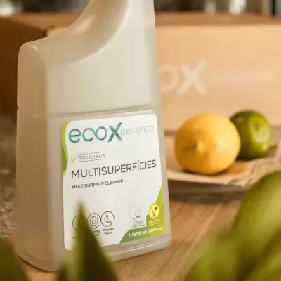 Frasco Branco Multisuperfícies Ecoxperience com Limão e Lima ao Fundo