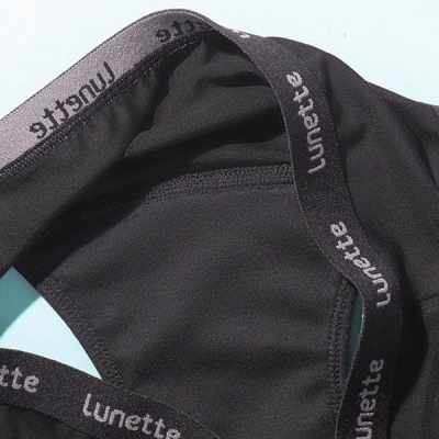 Roupa interior preta com fita elástica preta e texto branco 'Lunette'