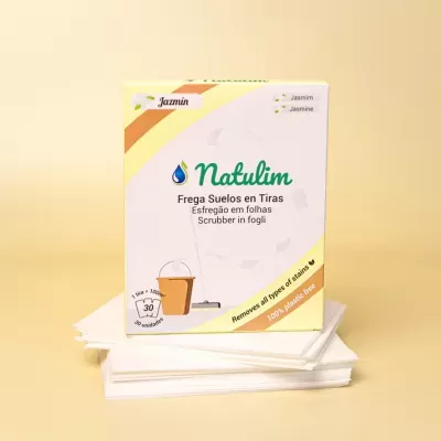 Caixa de lingotes Natulim para limpar chão com fragrância jasmim sobre fundo amarelo