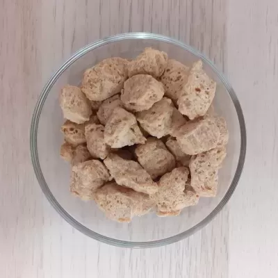 Tigela de vidro com proteína vegetal texturizada bege