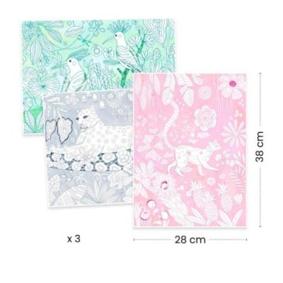 Conjunto de três pastas decoradas com desenhos de animais e plantas em azul, cinza e rosa.