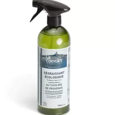 Frasco de spray verde de desengordurante ecológico La Corvette sobre fundo branco