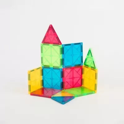 Peças magnéticas coloridas translúcidas em formas geométricas