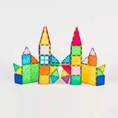 Blocos magnéticos coloridos formando castelos.