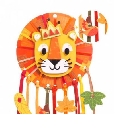 Móbile de parede infantil com cabeça de leão colorida e fitas decorativas