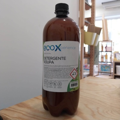Garrafa de detergente para roupa ecoXperience em garrafa plástica castanha com rótulo branco