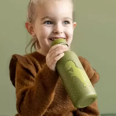 Criança a beber de garrafa verde com dinossauro