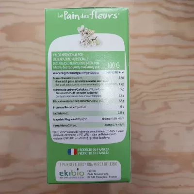 Embalagem verde do produto Le Pain des Fleurs com informações nutricionais e marca Ekibio sobre fundo de madeira clara