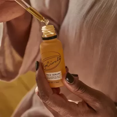 Frasco de vidro âmbar com conta-gotas contendo Face Serum