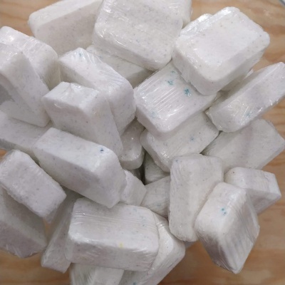 Pastilhas de detergente branco embaladas individualmente