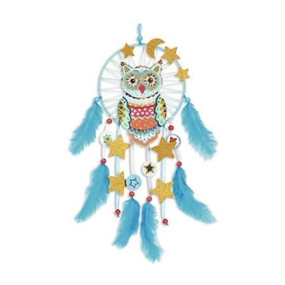 Apanhador de sonhos com coruja colorida, estrelas amarelas e penas azuis