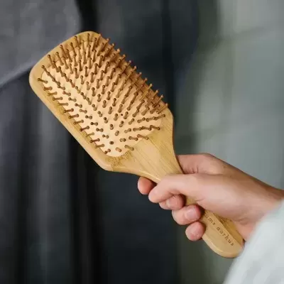 Escova de cabelo retangular de madeira com cerdas de madeira