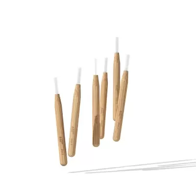 Seis escovas de cerdas brancas com cabo de madeira