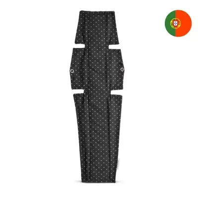 Calças pretas com pontos brancos e cortes laterais com ilhóses