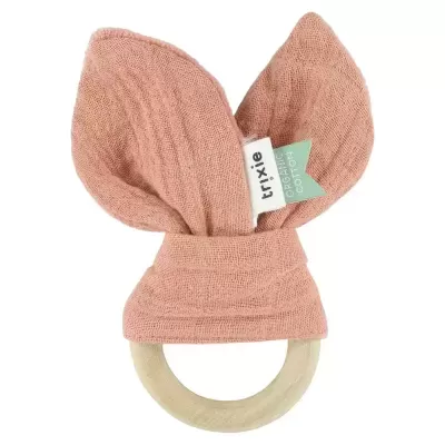 Anel de dentição infantil em madeira e tecido cor de rosa com etiquetas