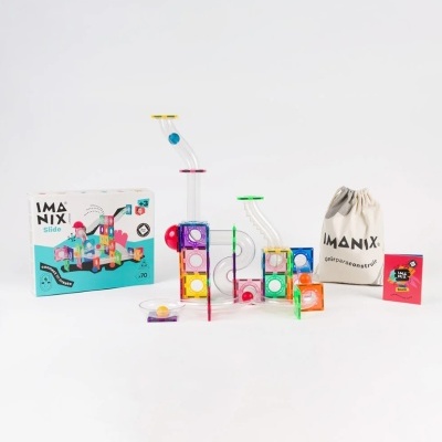 Jogo de construção IMANIX Slide com peças coloridas, tubos transparentes e bola em cenário branco