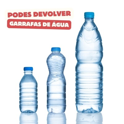 Três garrafas de água plásticas transparentes de diferentes tamanhos com tampa azul e texto informativo em fundo branco.