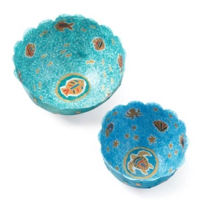 Duas tigelas azuis com padrão de peixes e conchas, bordas onduladas