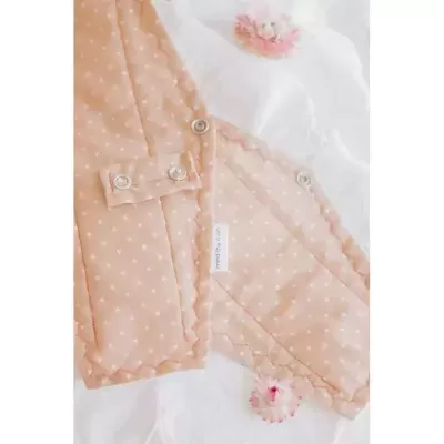 Tecido cor de pêssego com padrão de pontos brancos e tule, botões metálicos, etiqueta Mom & Co