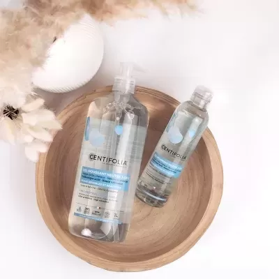 Dois frascos de gel purificante Centifolia numa tigela de madeira redonda