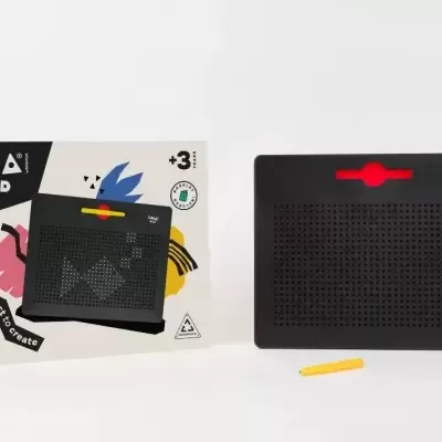 IMAGI PAD placa preta com pequenos imãs e lápis amarelo ao lado da embalagem colorida