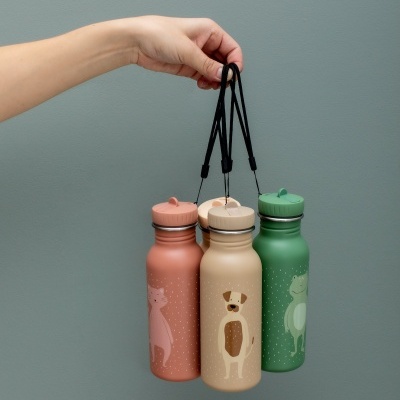 Três garrafas reutilizáveis coloridas com ilustrações de animais e cordões para transporte