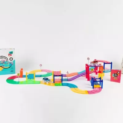 Brinquedo pista corrida colorida com caixa e saco branco e livreto