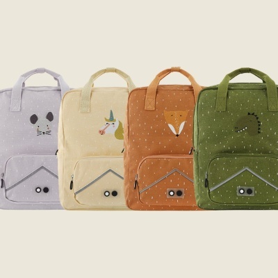 Quatro mochilas de tecido com padrões de animais e unicórnio, em várias cores, com bolsos frontais