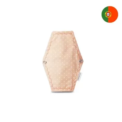 Produto têxtil cor de rosa claro com bolinhas brancas e botões prateados