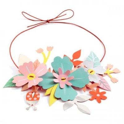 Colar decorativo com flores coloridas e cordão vermelho