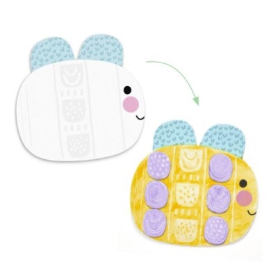 Duas formas de abelhas estilizadas, uma branca e outra pintada de amarelo com roxo e azul.