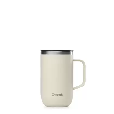 Caneca térmica bege com tampa cinza escuro e asa com o texto Qwetch