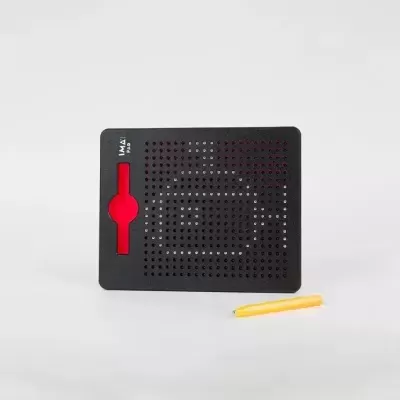 Tabuleiro de jogo preto com deslizante vermelho e caneta amarela