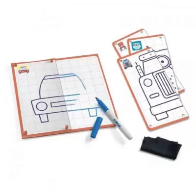 Livro de atividades infantil com desenhos de carros, caneta azul e apagador