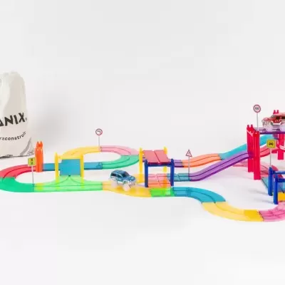 Pista de corrida infantil colorida com sinais de trânsito e saco tecido branco com texto IMANIX