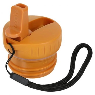 Tampa de garrafa laranja com bico e cordão preto sobre fundo branco