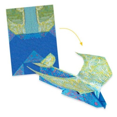 Avião de papel colorido a ser dobrado a partir de folha azul