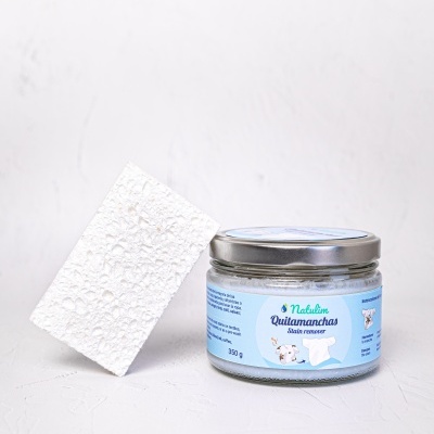 Frasco de vidro de removedor de manchas com esponja branca ao lado