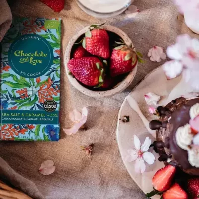 Barra de chocolate, bolo de chocolate e morangos frescos sobre tecido bege