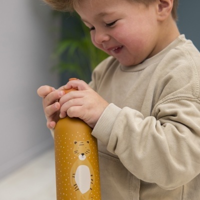 Garota segurando garrafa térmica amarela com tigre desenhado