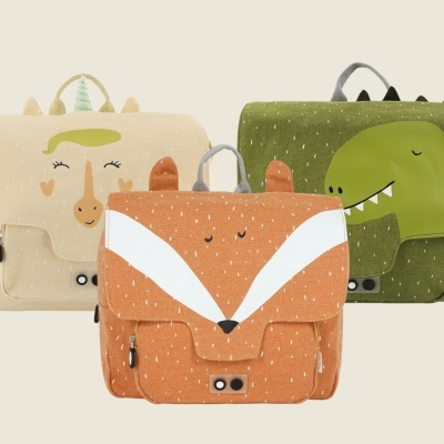 Três mochilas infantis coloridas com temas de animais sobre fundo claro