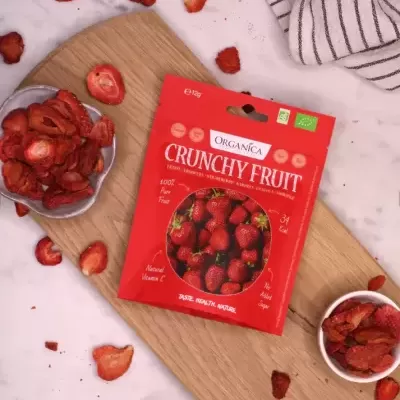 Pacote vermelho de fruta seca Organica Crunchy Fruit com imagem de morangos