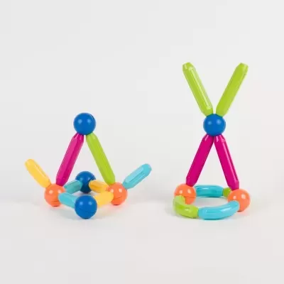 Dois brinquedos coloridos de segmentos tubulares e esferas de plástico sobre fundo branco