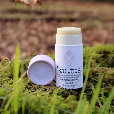 Desodorizante natural em bastão ku.tis colocado sobre musgo verde ao ar livre