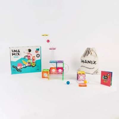 Brinquedo de construção IMANIX Slide com peças coloridas transparentes, embalagem de pano e caixa do produto